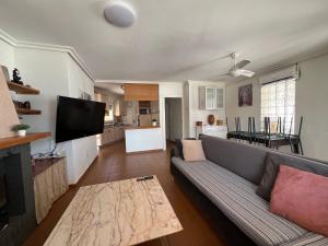 A television and/or entertainment centre at CHALET CON PISCINA A 100m DE LA PLAYA LA MANGA