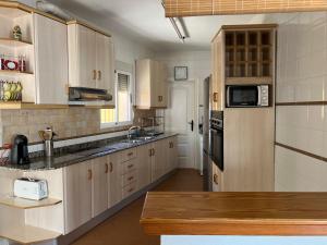 A kitchen or kitchenette at CHALET CON PISCINA A 100m DE LA PLAYA LA MANGA
