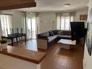A television and/or entertainment centre at CHALET CON PISCINA A 100m DE LA PLAYA LA MANGA