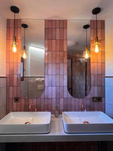 Dos lavabos en un baño con dos espejos en Gajówka Pilica 45A, en Łęg Ręczyński 41 fotos más