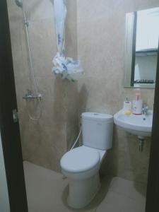ein Badezimmer mit Toilette und Waschbecken in der Unterkunft Apartemen transpark cibubur by parvez 2 in Kalimanggis