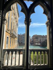 a view of the water from a window at La casa di Alice in Venice
