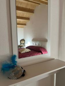 a mirror reflecting a bed in a bedroom at La casa di Alice in Venice