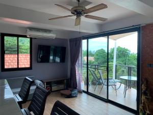 TV a/nebo společenská místnost v ubytování Penthouse Crystal Bay Apartments
