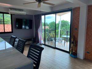 Balkón nebo terasa v ubytování Penthouse Crystal Bay Apartments