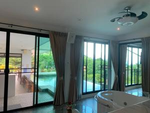 Bazén v ubytování Penthouse Crystal Bay Apartments nebo v jeho okolí