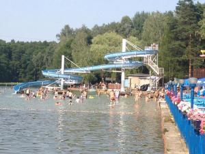 un grupo de personas en el agua en un parque acuático en Ferienwohnung Deutschmann, en Schmannewitz