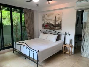 Postel nebo postele na pokoji v ubytování Penthouse Crystal Bay Apartments