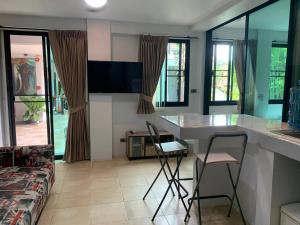 TV a/nebo společenská místnost v ubytování Penthouse Crystal Bay Apartments