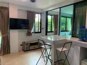 TV a/nebo společenská místnost v ubytování Penthouse Crystal Bay Apartments