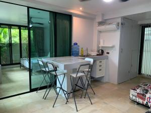 Kuchyň nebo kuchyňský kout v ubytování Penthouse Crystal Bay Apartments