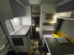 - une vue sur l'intérieur d'une petite cuisine dans l'établissement Surfer Mammut, à Ipswich