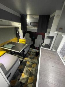 Cette petite chambre comprend un lit et une table. dans l'établissement Surfer Mammut, à Ipswich