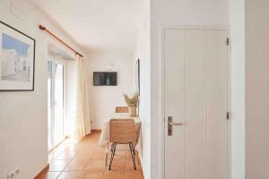 ein Esszimmer mit einem Tisch und einem Stuhl in der Unterkunft Horta IV - Loft - Cadaqués in Cadaqués