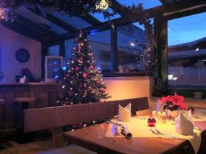 キュータイにあるKühtaier Almのテーブル付きの部屋のクリスマスツリー
