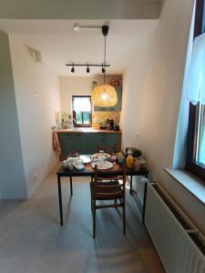TV a/nebo společenská místnost v ubytování Minicamping und B&B Apartment Hintergarten