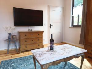 TV a/nebo společenská místnost v ubytování Minicamping und B&B Apartment Hintergarten