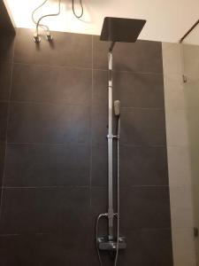 贾埃勒Apartment located 5 minutes from Ja Ela town的浴室里有淋浴喷头的淋浴