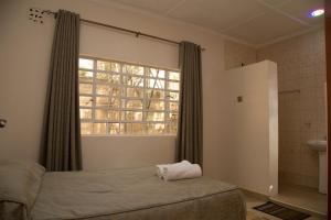 Giường trong phòng chung tại Aang House