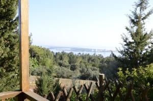 a view of the water from behind a wooden fence at Ha Mar ao Luar in Setúbal