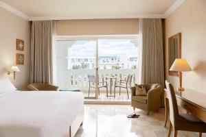 Postel nebo postele na pokoji v ubytování Iberostar Selection Kantaoui Bay