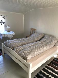 1 cama en una habitación con mesa en Restaurert Nordlandshus, en Brønnøysund