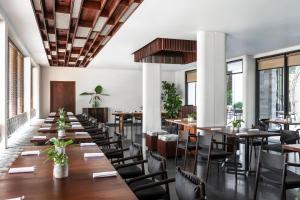 Restaurace v ubytování Treeline Urban Resort