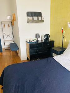 Ένα ή περισσότερα κρεβάτια σε δωμάτιο στο chambre de charme aux chartrons +10 φωτογραφίες