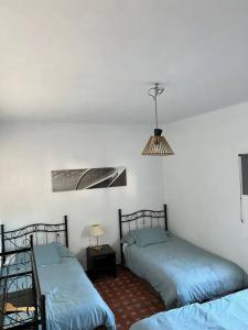 ボルノスにあるRancho-Caritaのベッド2台とランプのある部屋 +34枚の写真