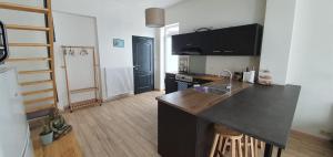 Η κουζίνα ή μικρή κουζίνα στο LFA - 169 - La maison du coin +1 φωτογραφίες