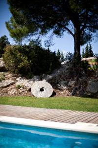 a tree sitting next to a swimming pool next to a tree at Ha Mar ao Luar in Setúbal