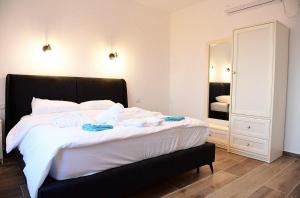 Postel nebo postele na pokoji v ubytování ממלכת החלומות - וילה מהממת עם בריכה פרטית מחוממת מקורה ונוף מהמם