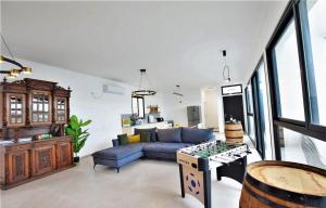 Posezení v ubytování ממלכת החלומות - וילה מהממת עם בריכה פרטית מחוממת מקורה ונוף מהמם