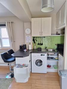 Kuchyň nebo kuchyňský kout v ubytování Independent Studio Apartment