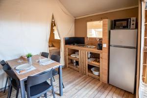 Kuchyňa alebo kuchynka v ubytovaní Camping & Resort La Torre del Sol