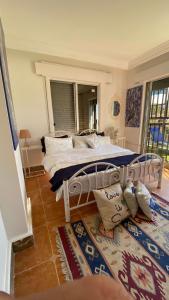 Кровать или кровати в номере SeaStar Sea View apartment 10 minutes away from beach