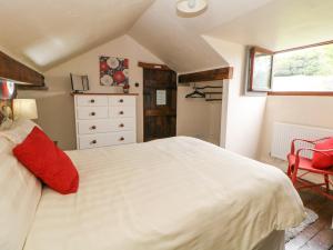 Ένα ή περισσότερα κρεβάτια σε δωμάτιο στο Courtyard Cottage