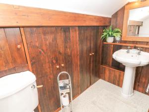 Ένα μπάνιο στο Courtyard Cottage +30 φωτογραφίες