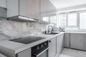 Spacieux et confortable avec vue Tour Eiffel的厨房或小厨房
