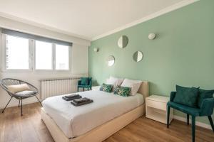 皮托Spacieux et confortable avec vue Tour Eiffel的卧室配有白色的床和椅子
