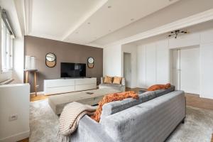 皮托Spacieux et confortable avec vue Tour Eiffel的带沙发和电视的客厅