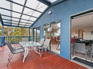 Un patio con una mesa y sillas en una terraza. en Chez Reeve, en Lock Sport 10 fotos más