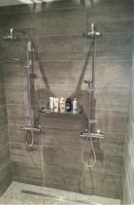 a bathroom with a shower with a glass door at Rom til leie - rolig villastrøk nært flyplassen in Tromsø
