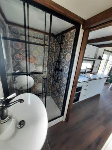 グジボボにあるDomek -Tiny House Resort Marinoのバスルーム(白いシンク付)、キッチン