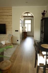 a living room with a couch and a table and a television at Vaksali Apartment, kaks minutit Ugalast in Viljandi
