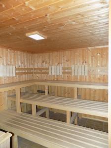 ハウツェンベルクにあるFerienwohnung Hauzenberg Blickの木製の壁と木製のベンチがある空のサウナ