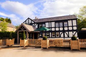 una casa en blanco y negro con una valla y un paraguas en The Fenwick Steak & Seafood Pub en Lancaster