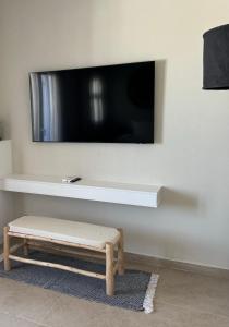 TV/trung tâm giải trí tại The Noverian Bios Santorini Boutique Hotel