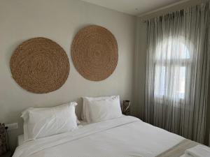 Ein Bett oder Betten in einem Zimmer der Unterkunft The Noverian Bios Santorini Boutique Hotel