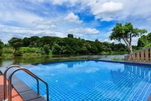 Bazén v ubytování Princess River Kwai Hotel nebo v jeho okolí